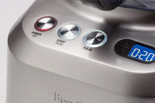 وجود دکمه پالس در دستگاه غذاساز، برای خرد کردن کنترل شده مواد غذایی بسیار مناسب است.