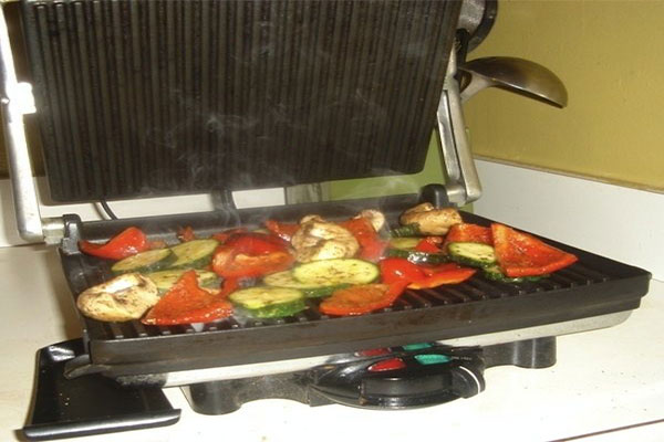 در Panini Press و Panini Grill‌ها دو صفحه حرارتی دارد که با پایین آوردن دسته، ساندویچ بین این دو صفحه قرار می‌گیرد.