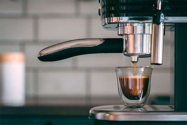 طرفداران اسپرسو ترفندهای زیادی برای اصیل‌تر و بهتر کردن طعم قهوه خود با کار می‌برند.