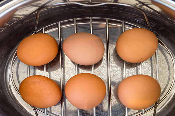 میزان پخت تخم مرغ به مقدار آبی که در داخل دستگاه ریخته می‌شود بستگی دارد.