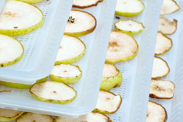 برای جلوگیری از قهوه‌ای شدن میوه‌های سفید می‌توانید آن‌ها را قبل از خشک کردن در آبلیمو قرار دهید.