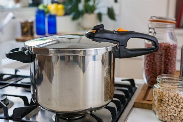 زودپز یک وسیله خانگی بسیار پرکاربرد از جنس فولاد ضدزنگ یا آلیاژی از آلومینیوم است که با استفاده از آن می‌توانید غذا را در کم‌ترین زمان ممکن طبخ کنید.