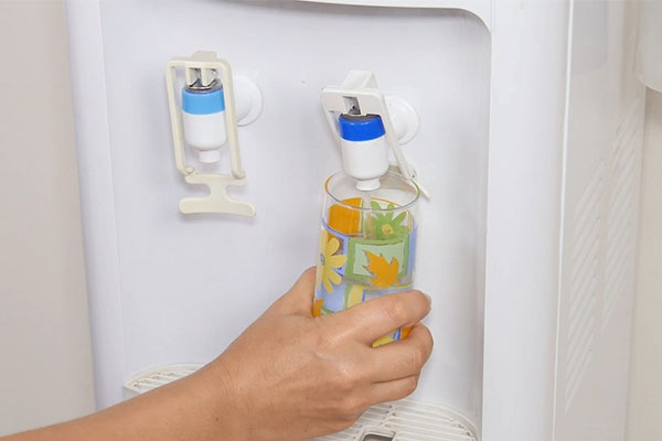 راهنمای استفاده آبسردکن توصیه می‌کند هر ماه دستگاه را تمیز کنید.