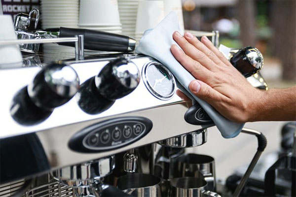 بدنه‌ی دستگاه را با دستمالی نرم تمیز کنید تا قطرات قهوه بر روی آن نماند.