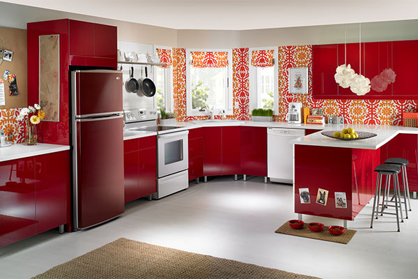 حضور یک یخچال با رنگ متناسب با رنگ غالب دکوراسیون خانه و آشپزخانه برای همه بسیار جذاب است.