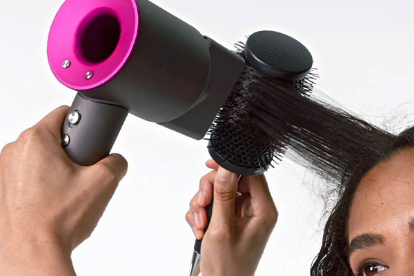 کمک گرفتن از یک برس هنگام خشک کردن مو با سشوار، ایده‌ای بسیار عالی است.
