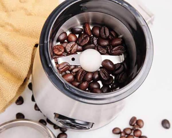 تیغه‌های آسیاب قهوه معمولا تیز و برنده هستند برای شستشوی آن‌ها مراقب باشید تا دستتان صدمه نبیند.
