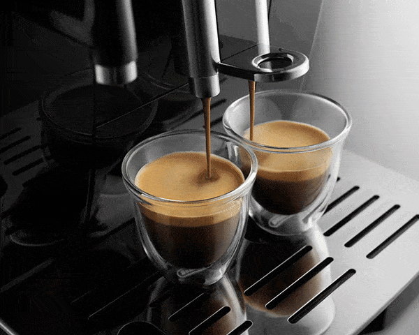 قهوه ساز دو نفره یا قهوه ساز دو فنجانه، کاربردی مشابه به قهوه ساز‌ معمولی دارد با این تفاوت که دو خروجی متفاوت برای قهوه داشته و امکان پر کردن همزمان دو فنجان با هم را دارا می‌باشند.