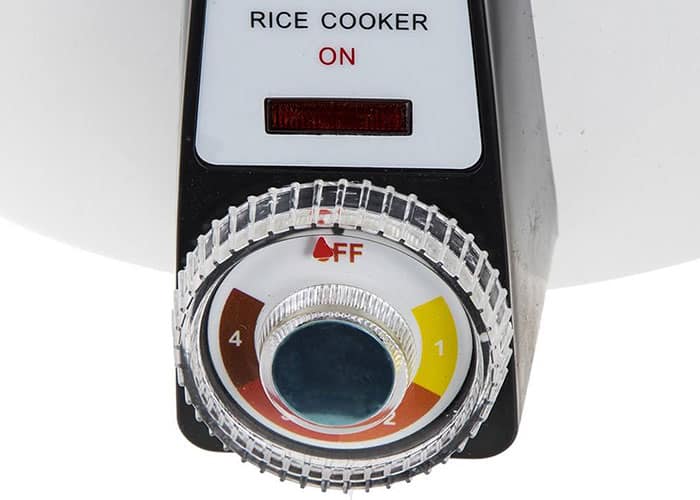 یک کلید 4 حالته چرخشی در جلوی دستگاه قرار گرفته است، با این کلید قادر خواهید بود پلوپز را در 4 حالت مختلف برای پخت برنج تنظیم نمایید.