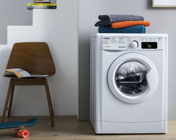 برخی از ماشین لباسشویی‌ها دارای قابلیت تاخیر در شستشو هستند با این قابلیت می‌توانید دستگاه را تنظیم کنید تا حتی در مواقعی که خانه نیستید لباسشویی بطور خودکار شروع به کار کرده و لباس‌ها را بشوید.
